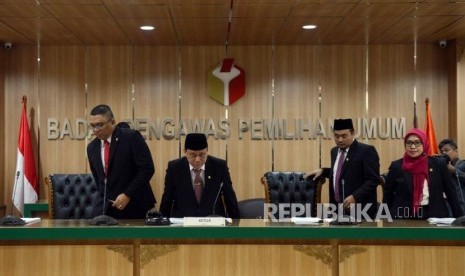 Ketua Bawaslu Abhan (kedua kiri) bersama Anggota Bawaslu Fritz Edward Siregar (kiri), Mochammad Afifuddin (kedua kanan) dan Ratna Dewi Pettalolo (kanan) bersiap memimpin sidang pembacaan putusan pendahuluan atas dugaan kecurangan pemilu terstruktur, sistematis dan masif di kantor Bawaslu, Jakarta, Senin (20/5).