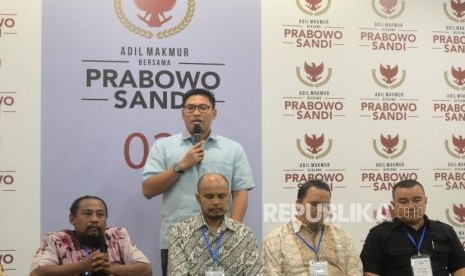 Disabiltas Dukung Prabowo-Sandi. Jubir Tim Kampanye Prabowo-Sandi, Sudaryono memberikan keterangan pers usai pertemuan Capres Nomer urut 02 Prabowo dengan perwakilan warga disabilitas di Jakarta, Selasa (4/12).