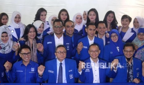 Ketua Umum PAN Zulkifli Hasan (kedua kiri Bawah), Sekjen PAN Eddy Soeparno (kedua kanan baeah), Wakil Ketua Umum PAN Hanafi Rais  (kanan bawah) dan Ketua DPW PAN DKI Jakarta Eko Hendro Purnomo (Eko Patrio) serta para bakal calon legislatif PAN memberikan keterangan seputar pencalekan di Rumah PAN, Jakarta (11/4).