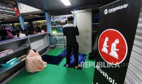 Warga melakukan shalat Maghrib di Mushala Halte Transjakarta Karet, Jalan Sudirman, Jakarta (Ilustrasi)