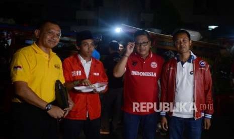 Sekjen Partai Golkar Lodewijk Freidrich Paulus bersama Sekjen PSI Raja Juli Antoni, Sekjen PDIP Hasto Kristyanto dan Sekjen Partai Perindo Ahmad Rofiq (dari kiri) berbincang saat sebelum melaksanakan pertemuan tertutup di Gedung Joang 45, Menteng, Jakarta, Sabtu (4/8).