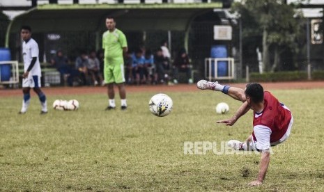 Penyerang Persib Bandung Artur Gevorkyan mengikuti sesi latihan di Sasana Olahraga Ganesha (Saraga) ITB, Kota Bandung, Jumat (19/4).