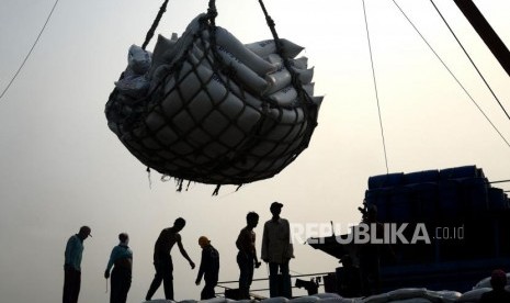 Andil Kenaikan Harga Ayam. Pekerja memindahkan pakan ternak ayam kea atas kapal di Pelabuhan Sunda Kelapa, Jakarta, Rabu (25/7).