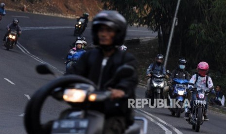 Sejumlah pemudik melintas menggunakan sepeda motor di Jalan Raya Bandung - Garut, Kabupaten Bandung, Jawa Barat, Ahad (10/6).