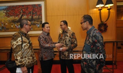 (dari kiri) Direktur Utama Harian Republika Agoosh Yoosran, Presiden Direktur Adaro Energy Garibaldi Thohir, Gubernur DKI Jakarta Anies Baswedan dan Pemimpin Redaksi Republika Irfan Junaidi berbincang saat menghadiri Anugerah Syariah Republika (ASR) 2017 di Jakarta, Rabu (6/12) malam.