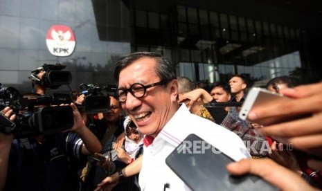 Menteri Hukum dan HAM (Menkumham) Yasonna H Laoly berjalan seusai menjalani pemeriksaan di Gedung KPK, Jakarta, Senin (2/7).