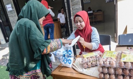 Pangan Murah Pemprov DKI Jakarta. Warga berbelanja kebutuhan pokok saat kegiatan program pangan murah di Pasar Manggis, Jakarta Pusat, Kamis (20/6).