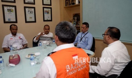 Dirut Republika Media Mandiri Agoosh Yoosran bersama Pimred Repulika Irfan Junaidi menerima perwakilan lembaga kemanusiaan pada acara  penyerahan sumbangan pembaca Republika untuk Rohingya di Kantor Republika, Jakarta, Jumat (20/4).