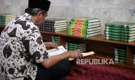 Seorang jamaah membaca Alquran seusai shalat di Masjid Sunda Kelapa, Jakarta, Senin (26/11).