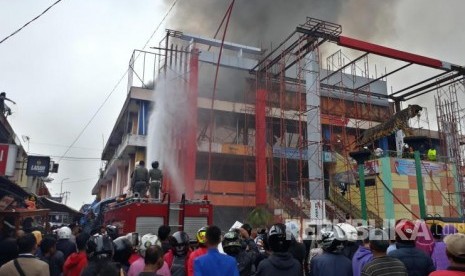 Kebakaran terjadi di Pasa Ateh (Pasar Atas) Bukittinggi, Senin (30/10).