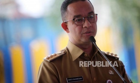 Gubernur DKI Jakarta Anies Baswedan memberikan sambutan saat meninjau kondisi sampah di Pintu Air Manggarai, Jakarta, Selasa (30/1).