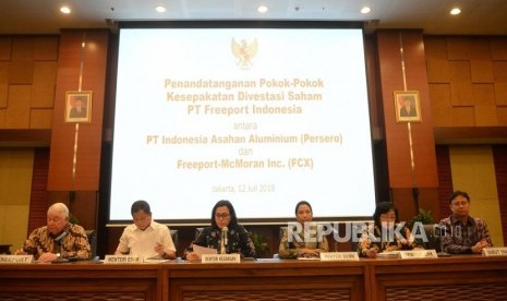 Penandatanganan Divestasi Saham Freeport. Menkeu Sri Mulyani (ketiga kiri) bersama CEO Freeport-McMoran Inc Richard Adkerson, Menteri ESDM Ignasius Jonan, Menteri ESDM Rini Soemarno, Menteri KLHK Siti Nurbaya, Direktur Utama PT Inalum Budi Gunadi Sadikin (dari kiri) saat konfrensi pers usai penandatanganan perjanjian divestasi saham PT Freeport Indonesia di Kementerian Keuangan, Jakarta, Kamis (12/7).