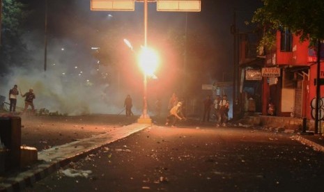 Sejumlah massa melempar bom molotov ke arah petugas kepolisian saat terjadi bentrokan Aksi 22 Mei di kawasan Slipi Jaya,  Jakarta, Rabu (22/5/2019).