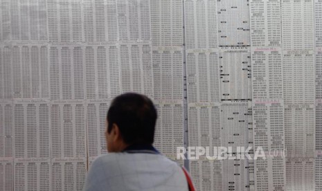 Pelanggan memilih nomer kartu seluler yang terpampang di salah satu konter di ITC Roxy, Jakarta, Senin (30/10).