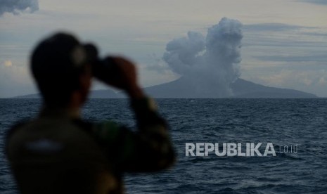 Anggota TNI memantau aktivitas Gunung Anak Krakatau saat erupsi terlihat dari KRI Torani 860 di Perairan Selat Sunda, Lampung Selatan, Jumat (28/12).