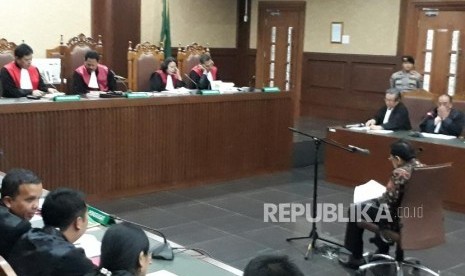 Terdakwa kasus korupsi proyek pengadaan KTP-elektronik (KTP-el) Setya Novanto menjalani sidang lanjutan kasus yang menjeratnya dengan agenda sidang pembacaan eksepsi atau nota keberatan di Pengadilan Negeri  Tipikor Jakarta Pusat, Rabu (20/12).