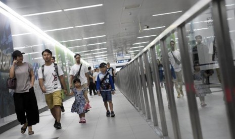 Warga berjalan di peron kereta MRT pada libur Hari Raya Idul Fitri di Stasiun MRT Bundaran HI, Jakarta, Kamis (6/6/2019).