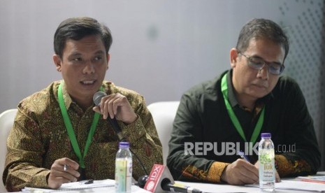 Direktur PT Bank Tabungan Negara (Persero) Tbk. Nixon LP Napitupulu (kiri) memberikan paparan Public Expose Bank BTN dalam rangkaian Investor Summit di Bursa Efek Indonesia (BEI), Jakarta, Senin (19/8).