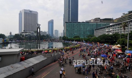 Hari Bebas Kendaraan. Warga berolahraga pada hari bebas kendaraan bermotor di Kawasan Bundaran HI, Jakarta Pusat, Ahad (29/10).