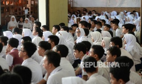 Masa Pengenalan Sekolah. Siswa baru mengikuti masa pengenalan sekolah di SMAN 3 Depok, Jawa Barat, Senin (16/7).