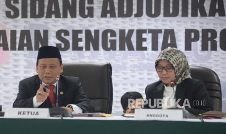 Ketua Bawaslu Abhan memimpin lanjutan sidang Adjudikasi penyelesaian sengketa proses pemilu dengan pemohon Partai Bulan Bintang (PBB)  di Kantor Bawaslu, Jakarta, Rabu (28/2).