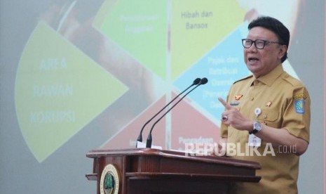 Mendagri Tjahjo Kumolo hadir pada Pembekalan Antikorupsi dan Deklarasi LHKPN Pasangan Calon Kepala Daerah se-Jawa Barat, di Gedung Sate, Kota Bandung, Selasa (17/4).