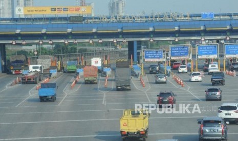 Kendaraan memasuki pintu masuk tol cikarang utama, Bekasi, Jawa Barat, Jumat (30/3).