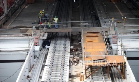 Sejumlah pekerja menyelesaikan pembangunan proyek Mass Rapid Transit (MRT) di Kawasan Block M, Jakarta, Selasa (17/4).