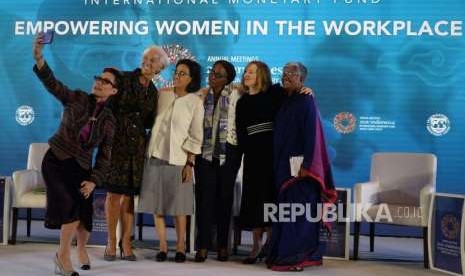 Diskusi Pemberdayaan Perempuan. Menkeu Sri Mulyani (ketiga kiri), Direktur Pelaksana International Monetary Fund (IMF) Christine Lagarde  (kedua kiri) bersama nara sumber  berswa foto usai diskusi Pemberdayaan Wanita di Dunia Kerja pada rangkaian Pertemuan Tahunan IMF World Bank Group 2018 di Bali International Convention Center (BICC), Nusa Dua, Bali, Selasa (9/10).