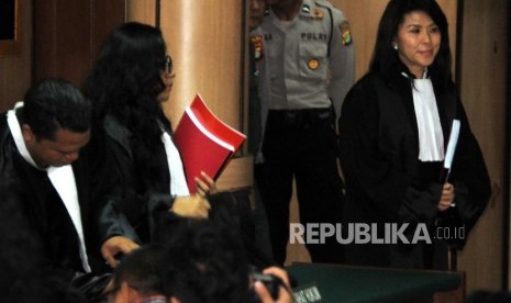 Kuasa Hukum Basuki Tjahaja Purnama alias Ahok yang juga Adiknya Fifi Lety Indra (kanan) bersama tim kuasa hukum usai mengikuti sidang Peninjauan Kembali (PK) ke Mahkamah Agung (MA) terkait kasus penistaan agama di Pengadilan Negeri Jakarta Utara, Jakarta, Senin (26/2).