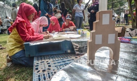 Festival Pasar Lapangan Banteng. Sejumlah anak-anak melukis pada acara “Semasa Piknik dan Pasar Raia Keliling Volume 2 di Lapangan Banteng, Jakarta Pusat, Ahad (23/6).