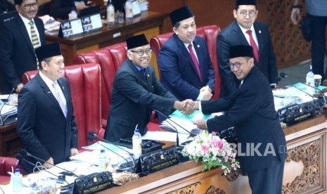 Pengesahan Revisi RUU Ibadah Haji. Menag Lukman Hakim Syaifuddin menyerahkan berkas pandangan pemerintah kepada Wakil ketua DPR RI Agus hermanto sebelum pengesahan revisi RUU penyelenggaraan Ibadah Haji dan Umrah saat rapat Paripurna DPR RI, Komplek Parlemen Senayan, Jakarta, Kamis (28/3/2019).