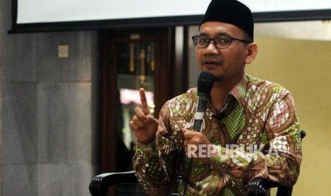 Flexing dalam Pandangan Islam. Foto:    Pakar Fiqih Muamalah Ustadz Oni Sahroni saat memaparkan penjelasan pada kegiatan Kajian Ahad Pagi dengan tema  Pesan Makanan via Jasa Transportasi Online Menurut Fikih Islam di Masjid Ukhuwah Islamiyah Universitas Indonesia, Depok, Jawa Barat, Ahad (18/2).