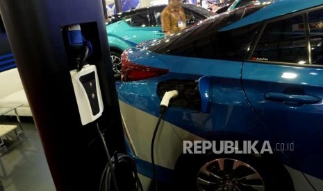 Pengunjung mengamati kendaraan listrik yang dipamerkan pada Indonesia Electric Motor Show (IEMS) 2019, di Balai Kartini, Jakarta, Rabu (4/9).