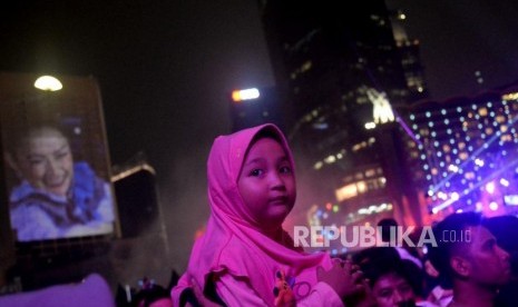 Warga memadati Bundaran Hotel Indonesia saat malam puncak perayaan HUT Ke-492 DKI Jakarta, Sabtu (22/6).