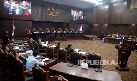 Ketua Mahkamah Konstitusi (MK) Anwar Usman memimpin sidang Perselisihan Hasil Pemilihan Umum (PHPU) sengketa Pilpres 2019 di Gedung Mahkamah Konstitusi, Jakarta, Jumat (21/6).