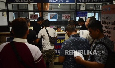 Warga menyelesaikan pembayaran pajak kendaraan bermotor (ilustrasi)