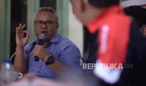 Ketua KPU Arief Budiman menyampaikan pendapatnya dalam diskusi Polemik di Jakarta, Sabtu (5/5).