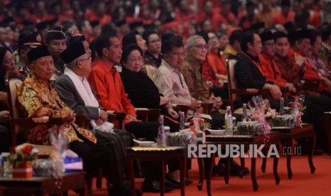 Ketua Umum PDIP Megawati Soekarnoputri bersama Presiden Joko Widodo, Wakil Presiden Jusuf Kalla, Wakil Presiden keenam Try Sutrisno, Wakil Presiden kesembilan Hamzah Haz dan Calon Wakil Presiden RI KH Ma'ruf Amin menghadiri acara puncak peringatan HUT PDIP ke 46 di JI-Expo, Kemayoran, Jakarta Pusat, Kamis (10/1).