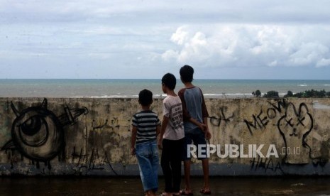 Warga melihat laut dari shelter tsunami Labuan, Pandeglang, Banten, Sabtu (29/12).