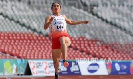 Atlet Lompat Jauh Indonesia Maria Natalia Londa bertanding dalam final lompat Jauh Putri pada ajang 18th Asian Games Invitation Tournament  di Stadion Utama Gelora Bung Karno, Senayan, Ahad (11/2).