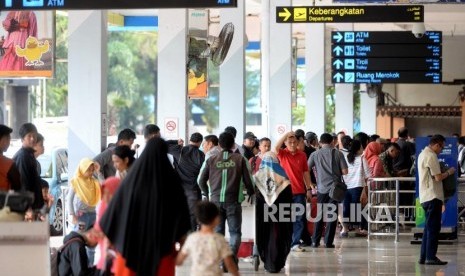 Ilustrasi. Penumpang memadati ruang tunggu di Bandara Halim Perdanakusuma, Jakarta.