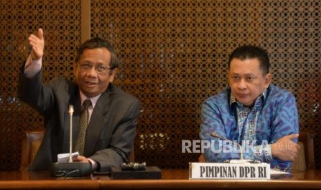 Ketua DPR RI Bambang Soesatyo bersama dengan Anggota Dewan Pengarah Unit Kerja Presiden Pembinaan Ideologi Pancasila (UKP-PIP) Mahfud MD (kiri) memberikan keterangan kepada wartawan usai melakukan pertemuan di Ruang Pimpinan, Gedung Parlemen Senayan, Jakarta, Kamis (25/1).