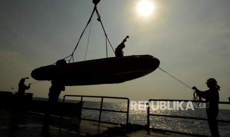 Sejumlah petugas SAR gabungan menurunkan kapal kecil untuk melakukan pencarian saat proses evakuasi pesawat Lion air JT 610 di Perairan Karawang, Jumat (2/11).