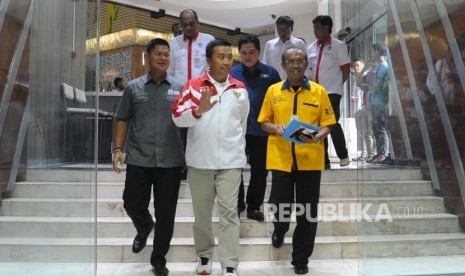 Menteri Pemuda dan Olahraga RI, Imam Nahrawi (tengah), Ketua Inapgoc Raja Sapta Oktohar (kiri) didampingi Ketua Inasgoc Erick Tohir (kedua kanan) Sekertaris Kemenpora Gatot Dewa Broto (kanan) saat akan  memberikan keterangan kepada  media usai melakukan rapat persiapan keamanan Asian Games dan Asian Paragames di kantor Kementerian Pemuda dan Olahraga, Jakarta, Senin (14/5).