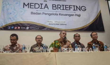 Konferensi Pers Pencapaian BPKH. Ketua Dewan Pengawas BPKH Yuslam Fauzi (kiri), Anggota Dewan Pengawas Akhyar Adnan (kedua kiri), Kepala Badan Pelaksana Anggito Abimanyu (tengah), Anggota Badan Pelaksana Acep R. Jayaprawira (kedua kanan) dan Anggota Badan Pelaksana (Beny Witjaksono (kanan) saat konferensi pencapaian Badan Pengelola Keuangan Haji (BPKH) di Jakarta Pusat, Rabu (19/6).