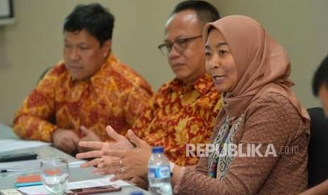 Vice President  General Secretary, Vera Galuh Sugianto(kanan) menjelaskan tentang  Danone Indonesia saat melakukan kunjungan ke Kantor Republika di Jakarta, Senin (1/10).