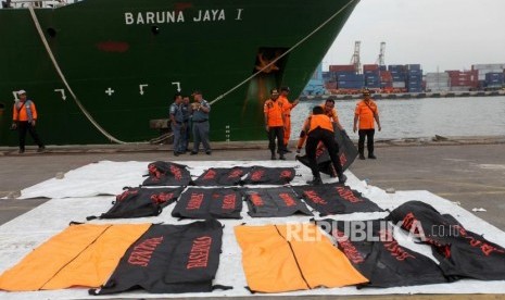 Petugas mengangkat puing dan korban pesawat Lion Air JT-610 di Pelabuhan Tanjung Priok, Jakarta, Senin (5/11).