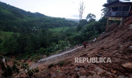 Petugas gabungan melakukan evakuasi longsor di Jalur Utama Puncak, Bogor, Jawa Barat, Senin (5/2).