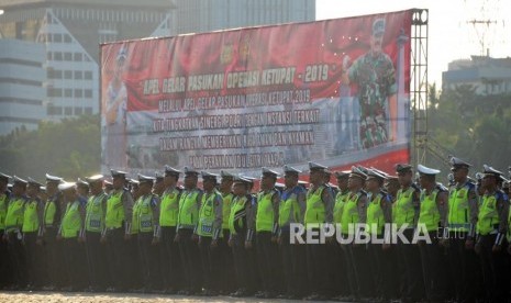 Sejumlah anggota Kepolisian saat mengikuti apel Operasi Ketupat 2019 di Monas, Jakarta, Selasa (28/5).